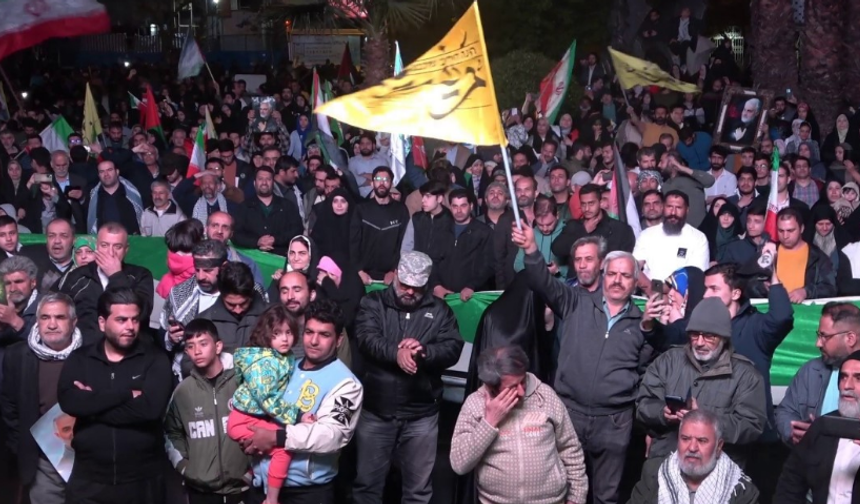 İran’ın İsrail’e saldırısının ardından Tahran'da halk "Kahrolsun İsrail” sloganları attı