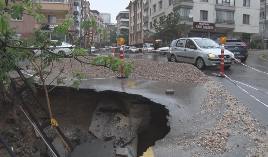 Ankara’da yağış sonrası çöken yolda elektrik direği devrildi