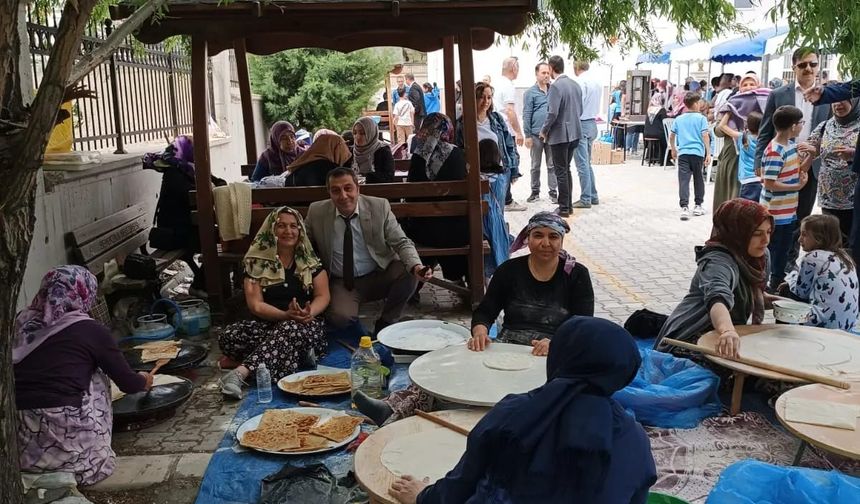 Beypazarı İlçe MEM Akşemseddin Ortaokulu yararına düzenlenen kermese katıldı