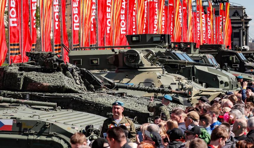 Rusya, Ukrayna ordusundan ele geçirdiği Batı teçhizatını sergiye açtı