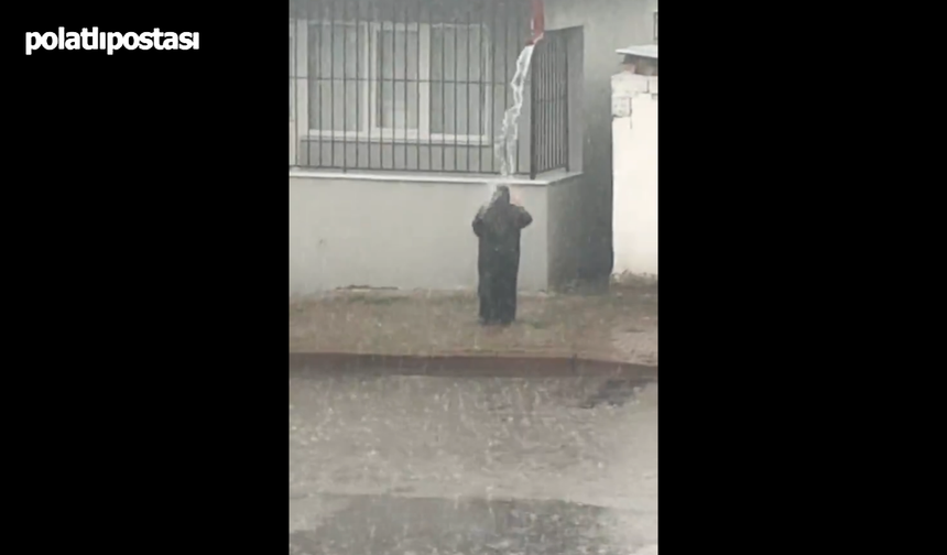 Yaşlı Kadın Yağmur Yağarken Borudan Akan Suyla Kafasını Yıkadı