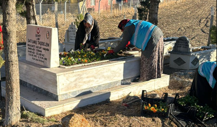 Akyurt Belediyesi şehit mezarlarına çiçek dikti