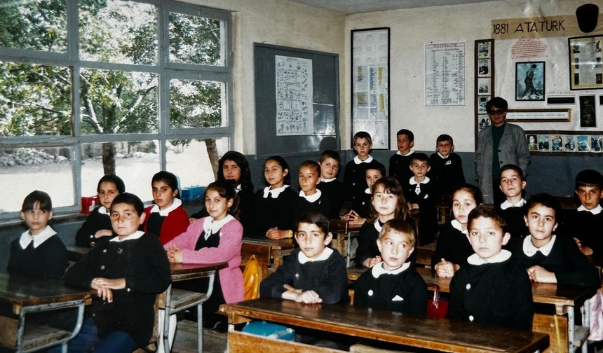 Ankara’da 40 yıl önce mezun olmuşlardı: Öğrencilerden ilkokul öğretmenlerine anlamlı sürpriz