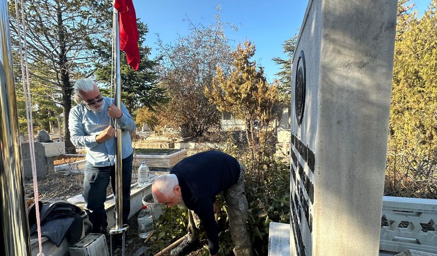 Doğu Türkistan'ın İlk Cumhurbaşkanı Buğra'nın mezarına ülkenin bayrağı dikildi