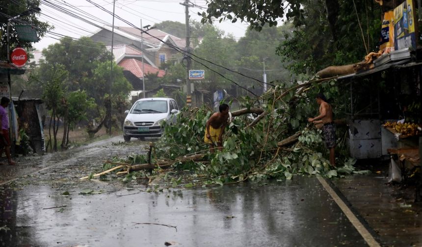 Filipinler'i Man-yi Tayfunu vurdu: 1.2 milyon kişi tahliye edildi