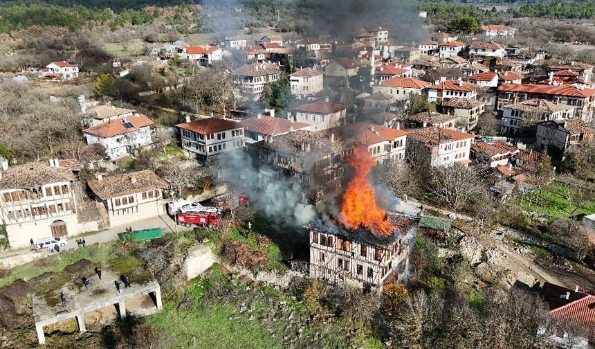 Karabük'te 350 yıllık tarihi konak alev alev yandı