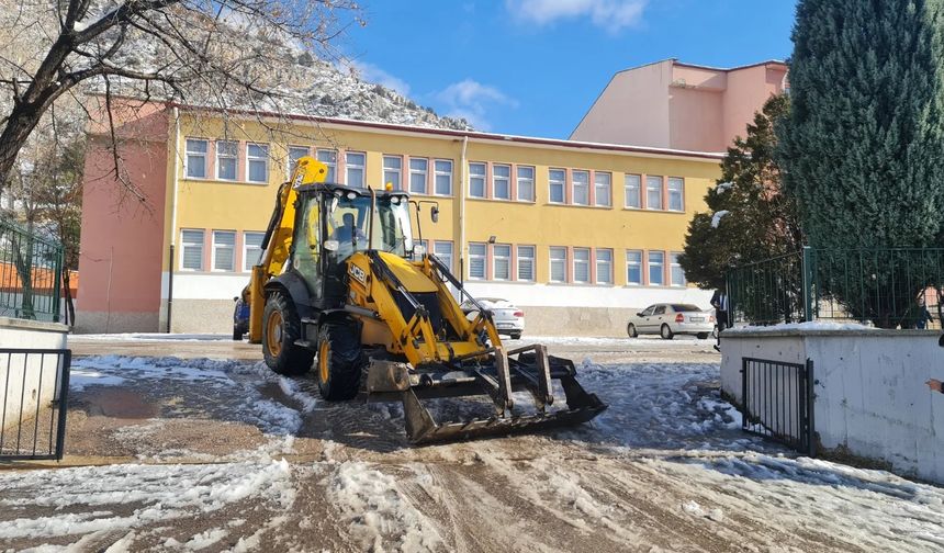 Nallıhan Belediyesi'nden okullarda kar kürüme çalışmaları