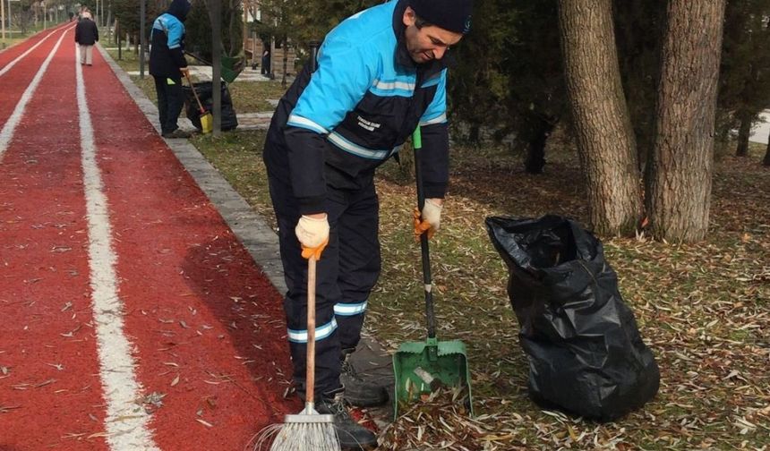 Pursaklar Belediyesi'nden park ve bahçelerde temizlik seferberliği