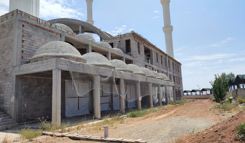 10 yıldır bitmeyen camiye Büyükşehirden 'Sosyal Donatı' yaması