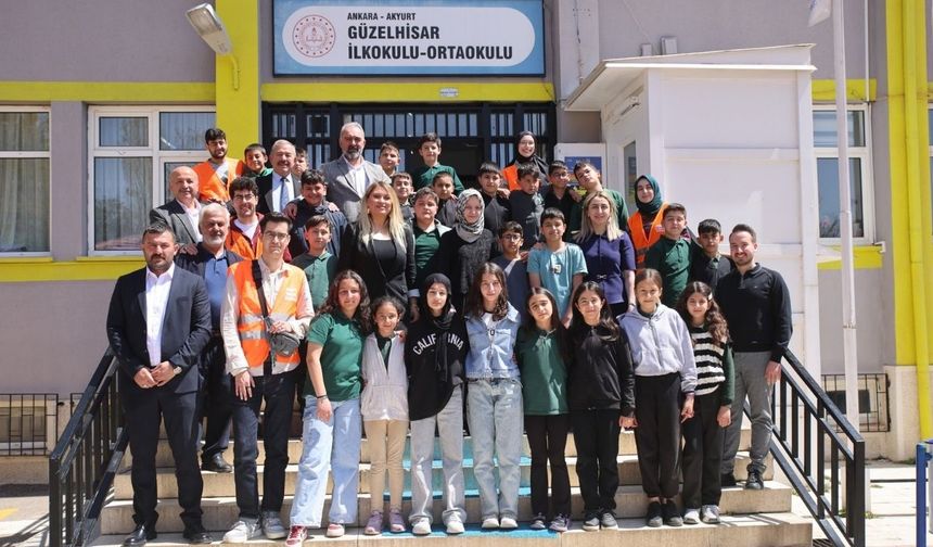 AK Parti heyeti Güzelhisar Ortaokuluna ziyarette bulundu
