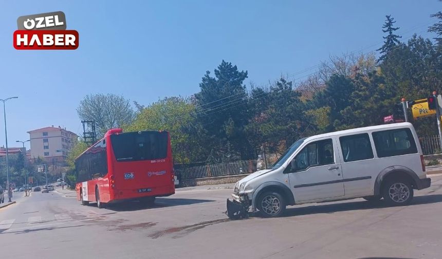 Keçiören’de EGO otobüsü ile otomobil çarpıştı