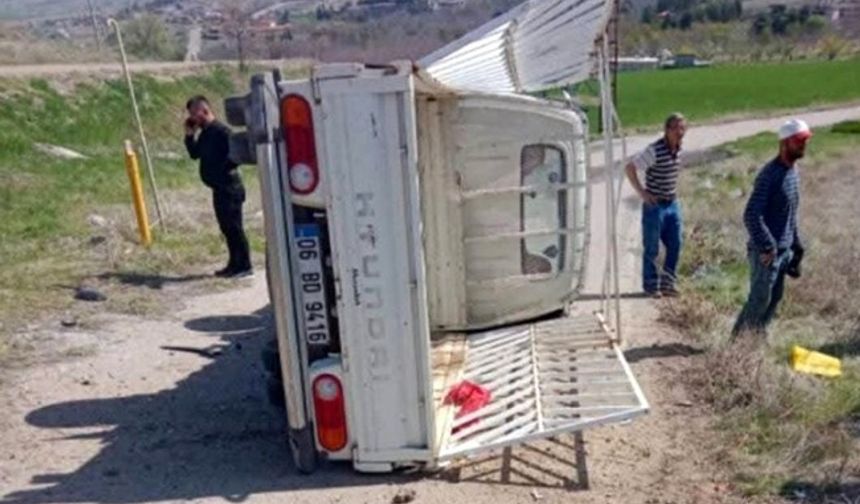 Ayaş-Polatlı yolunda kamyonet devrildi! Yaralılar var