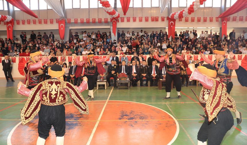 Ayaş’ta çocuklar renkli etkinliklerle 23 Nisan’ı kutladı