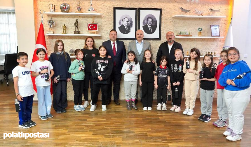 Başkan Acar eskrim takımını ağırladı: "Azminiz bize ilham veriyor"