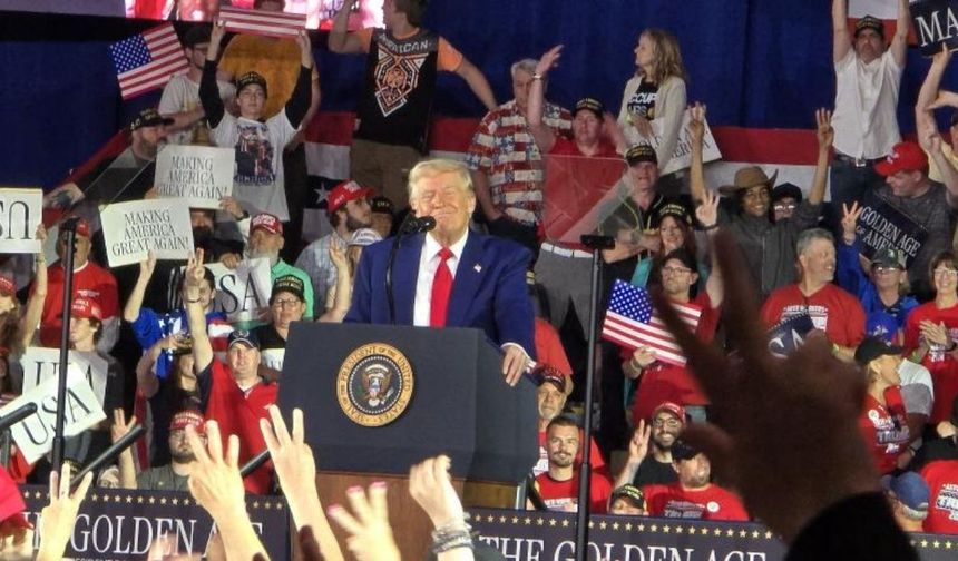 Donald Trump, ABD başkanlığının 100. gününü kutladı