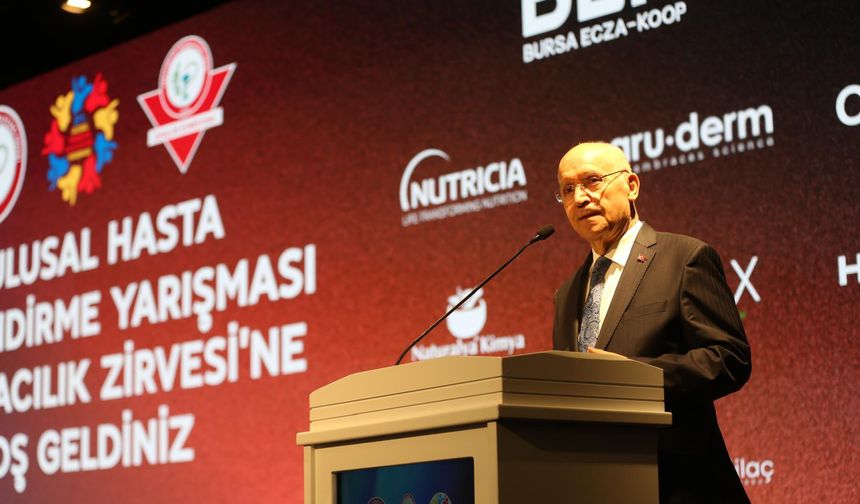 Fethi Yaşar, Eczacılık Zirvesi'nde gençlerle buluştu