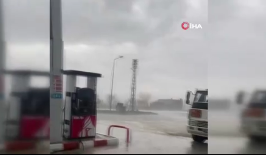 Haymana’da etkili olan fırtına benzinliğin çatısını uçurdu