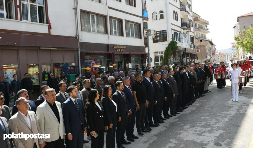 Kalecik'te 23 Nisan coşkusu: Çelenk sunma töreni gerçekleştirildi