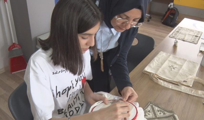 Teknolojiyi sanatla buluşturan öğrenciler, Lefkara sanatını mobil uygulama ile tanıtıyor