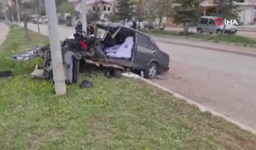 Nallıhan’da elektrik direğine çarpan araç ikiye bölündü