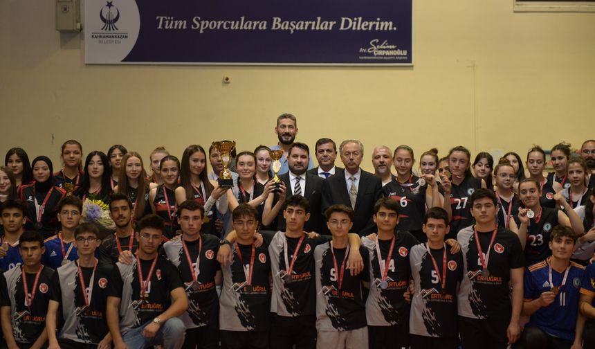 Okullar arası voleybol turnuvası sona erdi