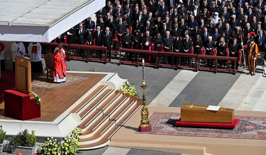 Papa Franciscus son yolculuğuna uğurlandı