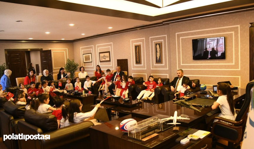 Pursaklar’da 23 Nisan coşkusu: Minik başkan Zeynep koltuğu devraldı