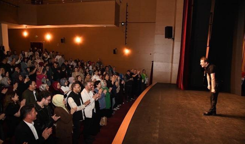 Pursaklar’da “Şeydeki Şey” tiyatrosu büyüledi