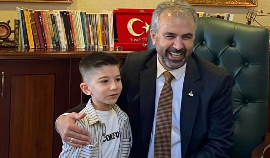 23 Nisan töreninde şarkı söyleyen çocuk ünlü oldu