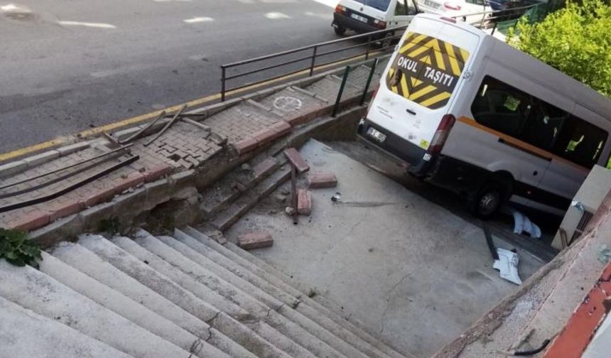 Mamak’ta servis aracı merdivenlere devrildi