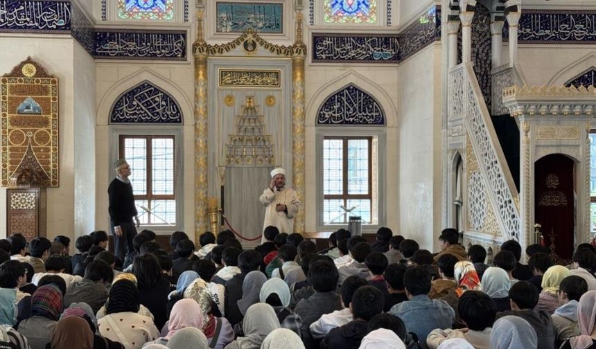 350 Japon öğrenci, Tokyo Camii’ne ziyarette bulundu