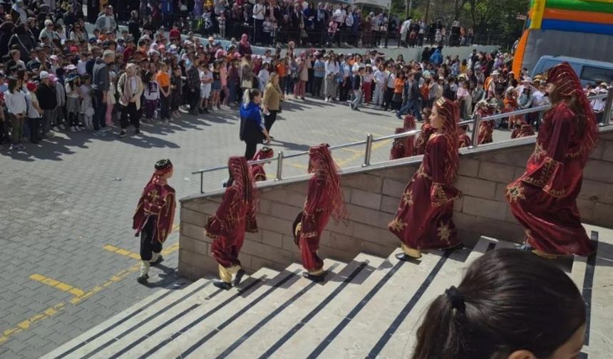Akyurtlu öğrencilerin bahar şenliği performansları beğeni topladı