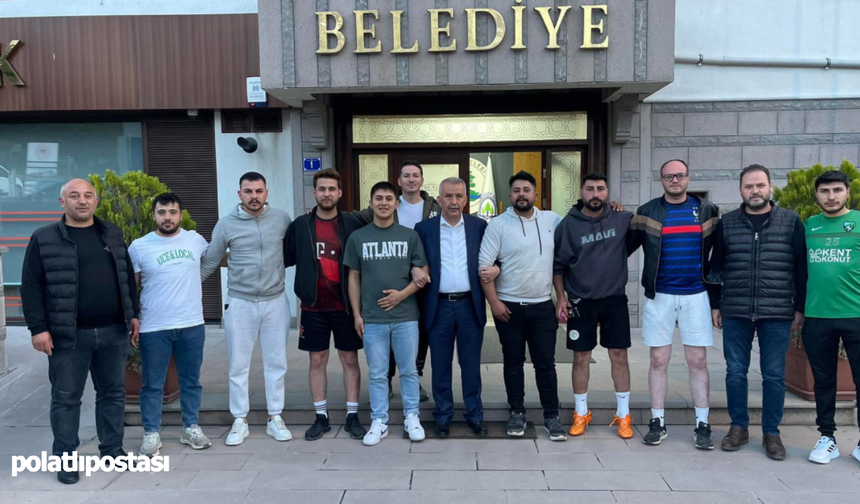 Çamlıdere Belediye Başkanı Adem Ceylan gençlerle sahada buluştu