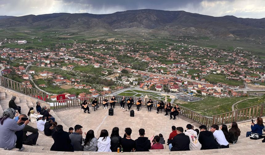 Yenimahalleli öğrenciler ve öğretmenler Sivas'ta