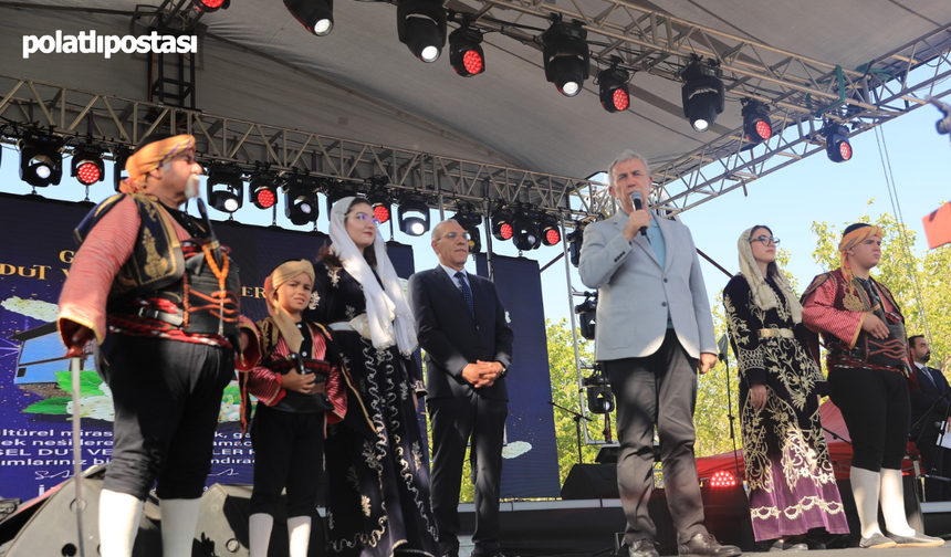 Ayaş Dut ve Tarihi Evler Festivali'nde coşku dorukta: Barış Akpınar ve Erkal Sonel sahne aldı!