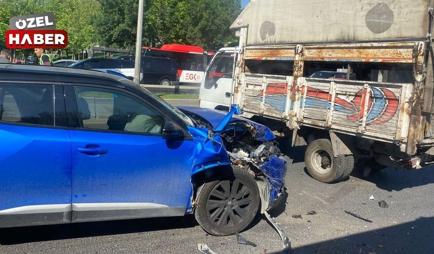 Etlik'te trafik kazası: 2 araç hasar gördü