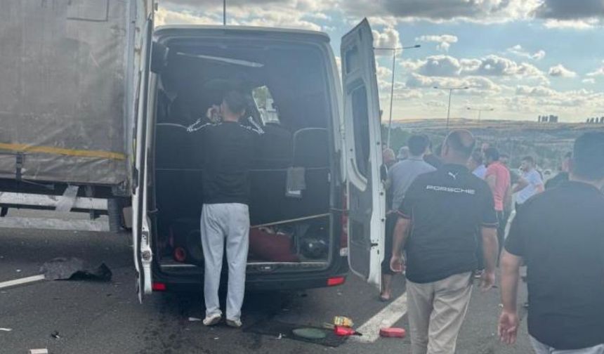 Ankara'da feci kaza: Servis minibüsü kamyona çarptı