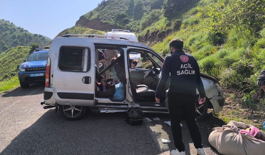 Navigasyonun yanlış yola yönlendirdiği araç kaza yaptı: 5 yaralı
