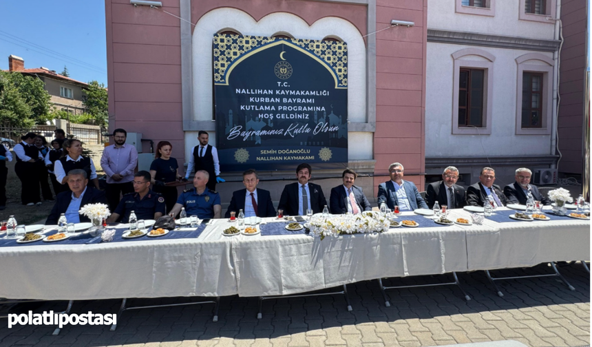 Nallıhan'da Bayram coşkusu: Hükümet Konağı bahçesinde resmi bayramlaşma