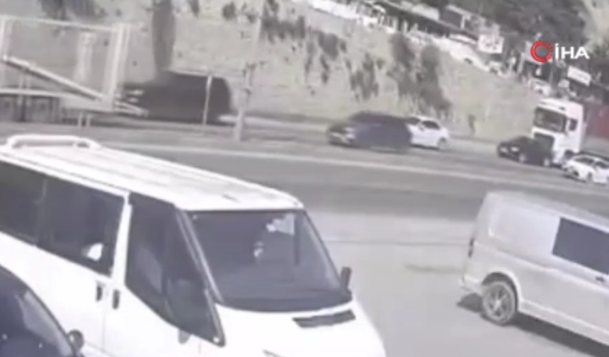 Tır sürücüsü otomobili sürükledi: O anlar kamerada