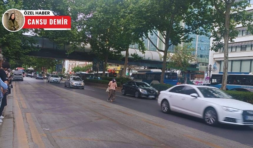 Kızılay'da tehlike anları: Akan trafikte karşıya geçmeye çalıştı