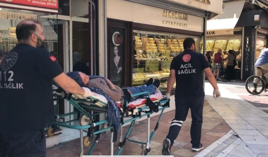 Sıcaktan etkilenen kadın mağaza önünde bayıldı