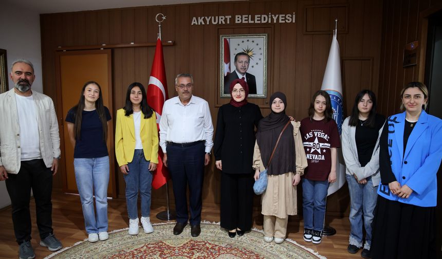 LGS'de derece yapan öğrencilerden Başkan Ayık'a ziyaret