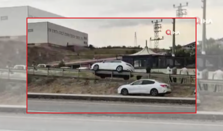Ankara'da kaza yapan otomobil bariyer üzerinde asılı kaldı