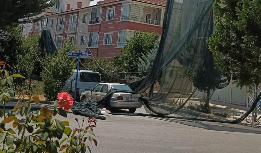 Ankara'da şiddetli rüzgar sera örtülerini uçurdu