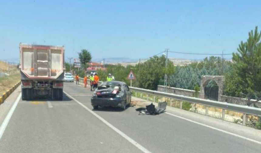 Ankara'da trafik kazası: Kontrolden çıkarak refüje çarptı