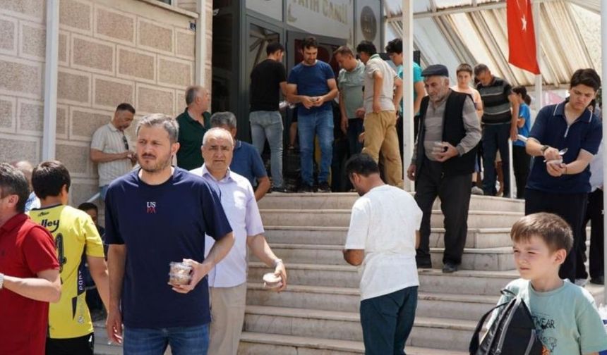 Ankara'da cuma çıkışı aşure dağıtıldı
