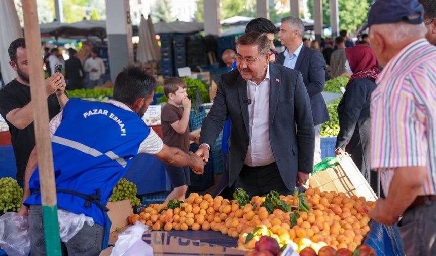 Başkan Odabaşı pazar esnafı ve vatandaşlarla buluştu