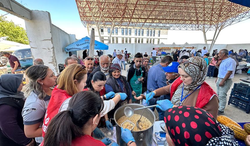 Elmadağ'da aşure günü coşkusu: Kazanlarla dağıtıldı!