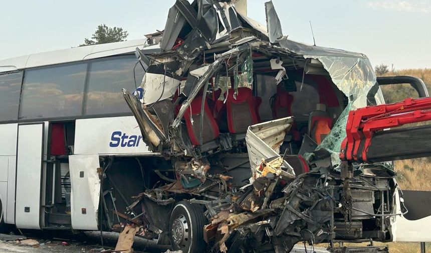 Mersin’de feci kaza: Otobüs tıra çarptı, 9 yaralı
